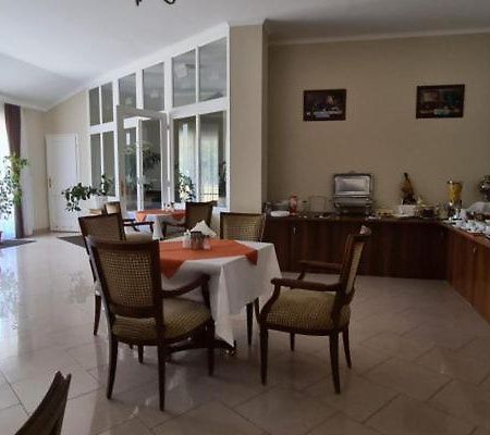 Korona Panzio Acomodação com café da manhã Hatvan Exterior foto