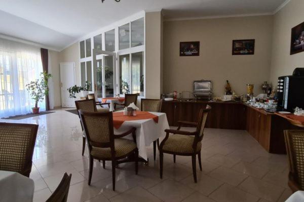 Korona Panzio Acomodação com café da manhã Hatvan Exterior foto
